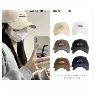 Czapka damska z daszkiem