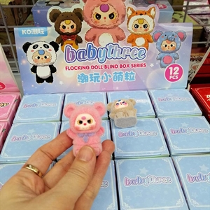 Seria pudełek niewidocznych dla lalek