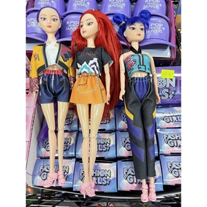 Zabawka - lalka ma muzykę