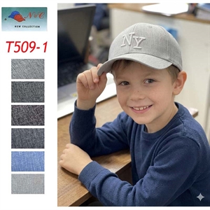 Czapka chłopięca z daszkiem