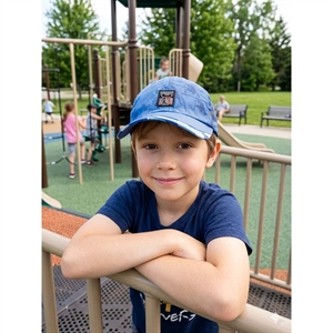 Czapka chłopięca z daszkiem