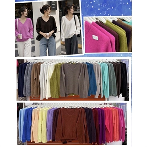 Sweter damski z dekoltem w serek