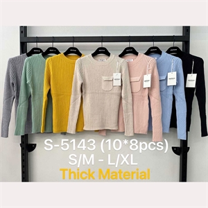 Prążkowany  sweter z dekoltem w okrągły / S/M-L/XL