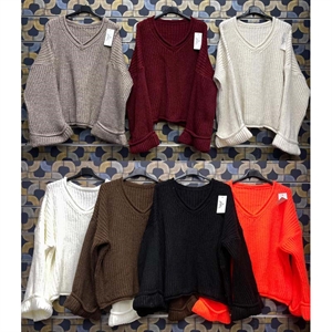 Sweter damski z dekoltem w serek - Produkt Włoski