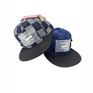 Czapka dziecięca z daszkiem