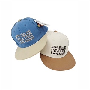 Czapka dziecięca z daszkiem