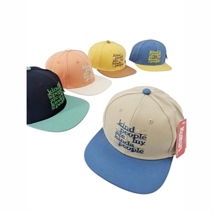 Czapka dziecięca z daszkiem