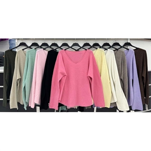 Sweter damski z dekoltem w serek - Produkt Włoski