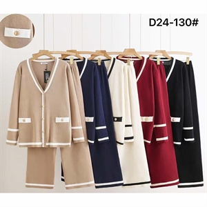 Komplet sweterkowy damski z dekoltem w serek