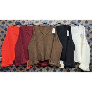 Sweter damski z dekoltem w serek - Produkt Włoski