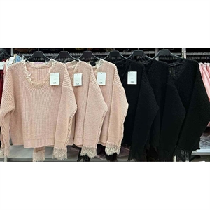 Sweter damski z dekoltem w serek - Produkt Włoski