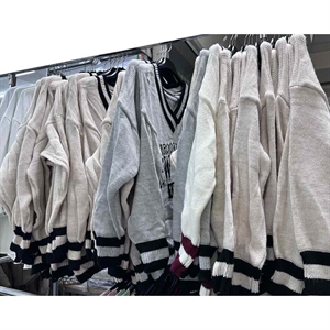 Sweter damski z dekoltem w serek