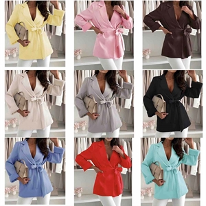 Marynarka damska z podszewką i zapinana na guziki produkt Włoski