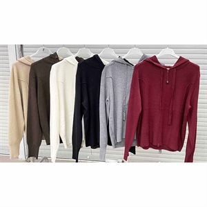 Sweter damski rozpinany na zamek z kapturem