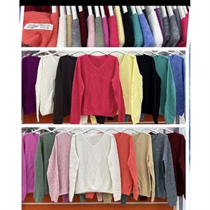 Sweter damski z dekoltem w serek - Produkt Włoski