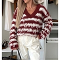 Sweter damski z dekoltem w serek produkt Włoski