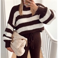 Sweter damski okrągły w paski