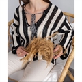 Sweter damski z dekoltem w serek produkt Włoski