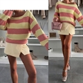 Sweter damski okrągły w paski
